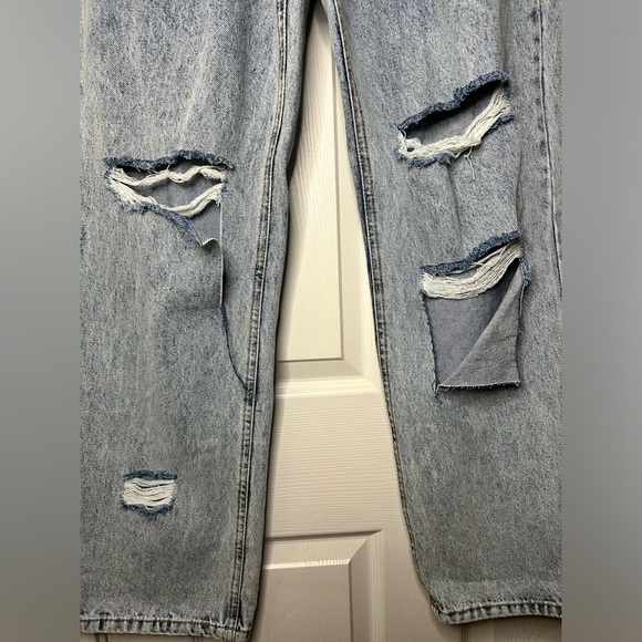 PrettyLittleThing Boyfriend Jeans - Picture 9 of 9